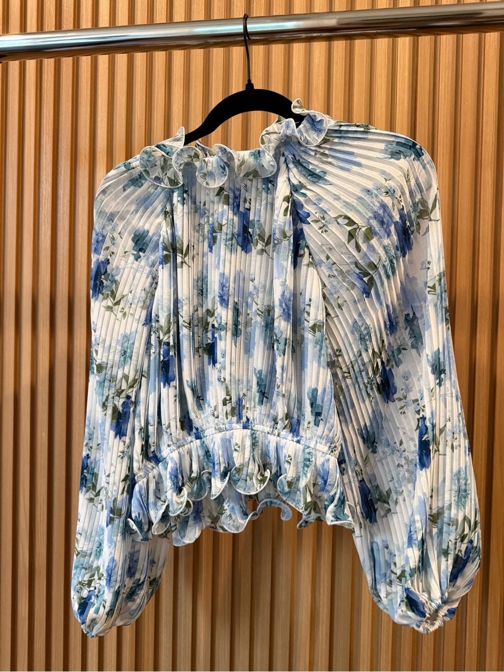 Vici Blue & White Pleated Ruffle-Neck Floral Blouse